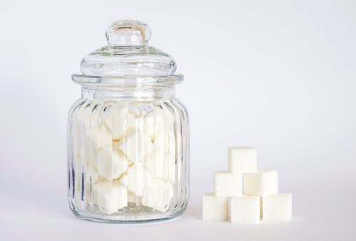 Který cukr se vyplatí používat? Bílý nebo třtinový, který je zdravější? 
